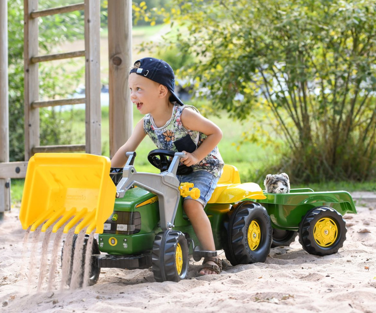 John Deere laste pedaaltraktor kopa ja käruga liiva ja mänguasjade vedamiseks.