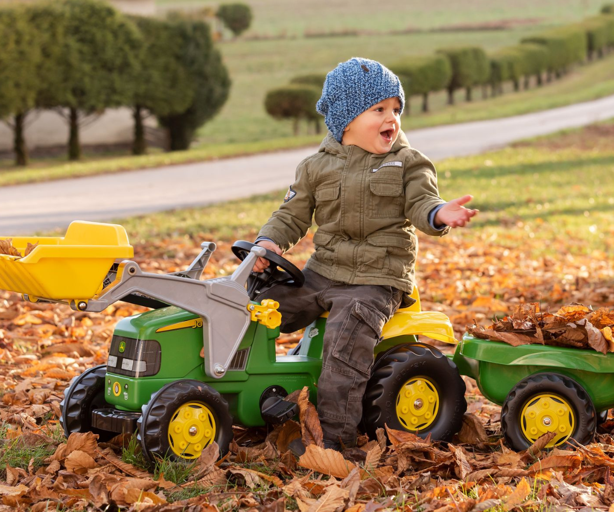 Roheline pedaaltraktor John Deere haagisega, stabiilne neljarattaline laste sõiduk.