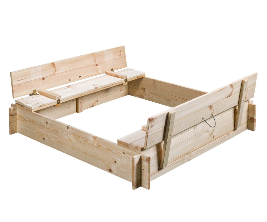 Liivakast Gucio kaanega – täisvaade aias paigaldatuna.