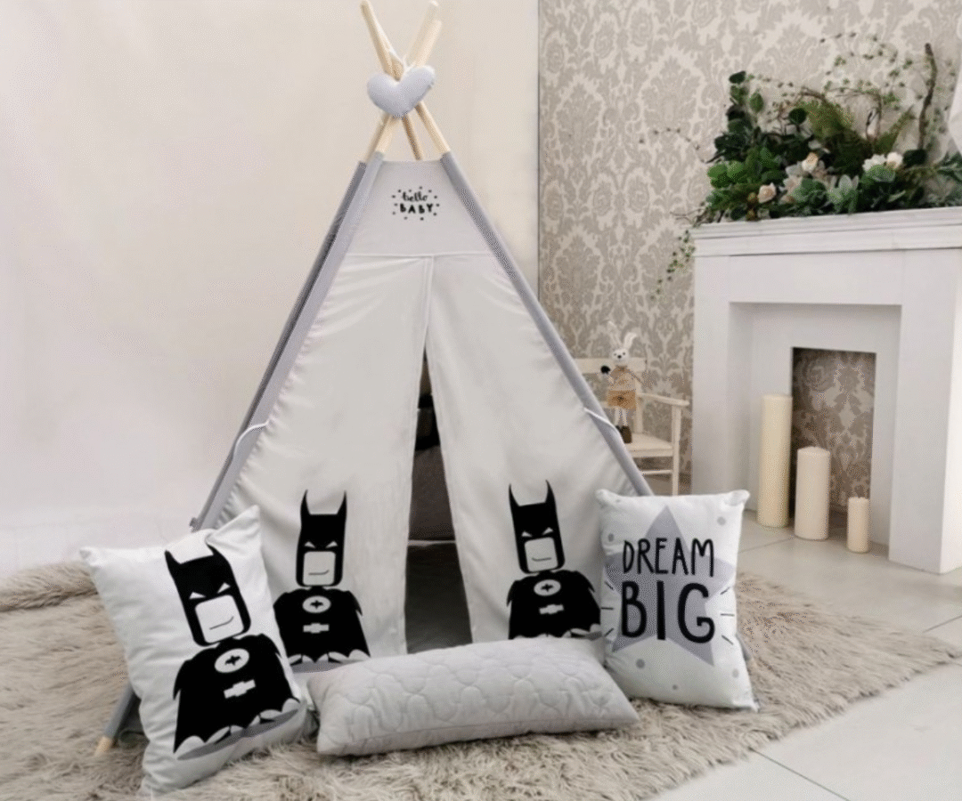 Tumedates toonides velvetist tipi telk Batmani motiividega ja südamekujuline padi