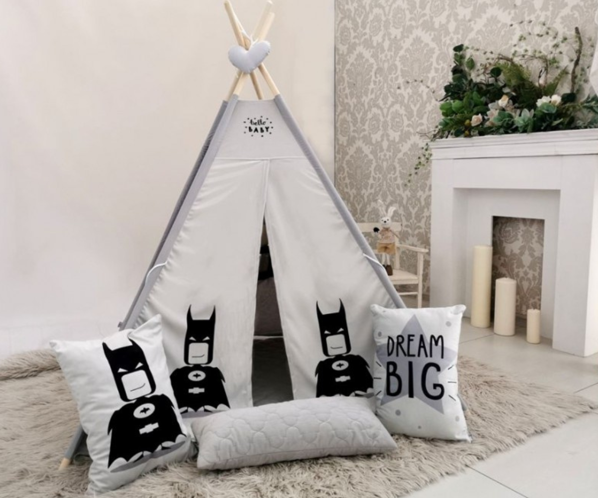 Tumedates toonides velvetist tipi telk Batmani motiividega ja südamekujuline padi