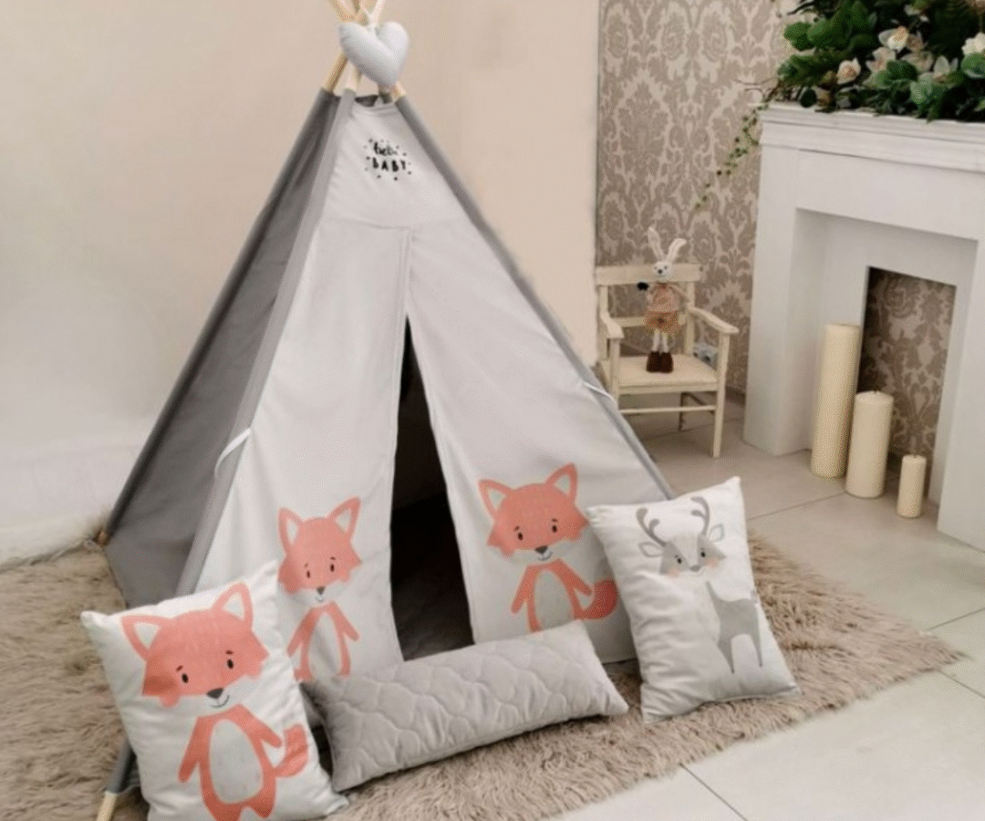 Velvetist tipi telk rebaste mustriga ja südamekujuline padi