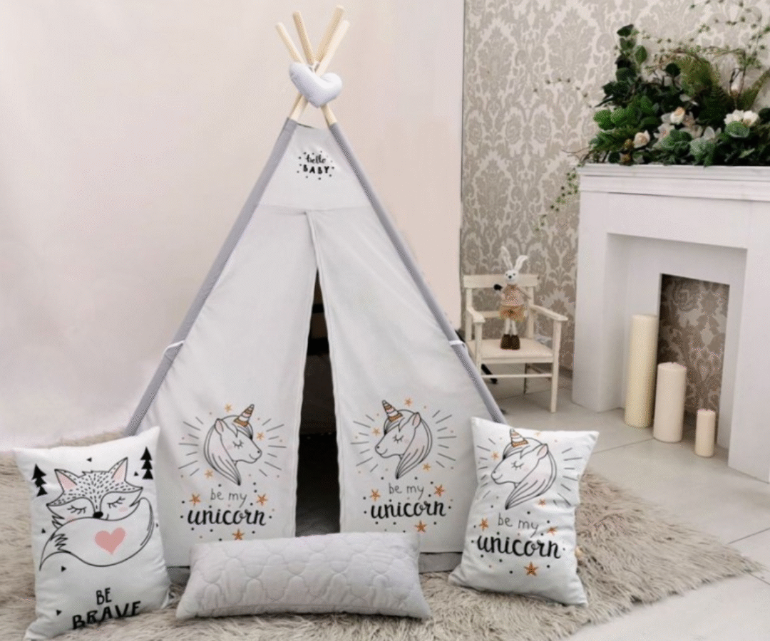 Pastelsetes toonides velvetist tipi telk ükssarviku mustriga ja südamekujuline padi