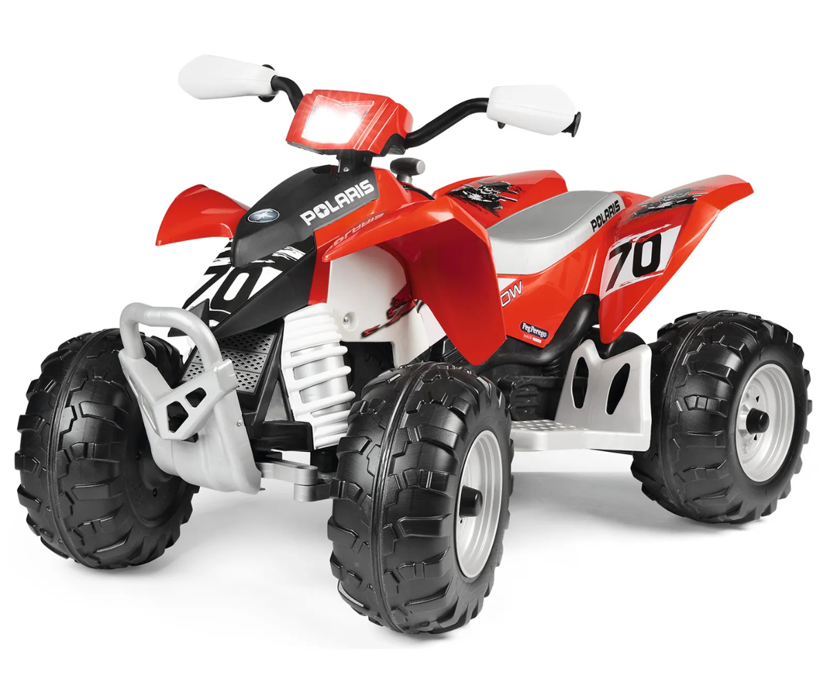 Peg Perego 12V elektriline laste ATV külgvaates koos maastikurehvide ja jalatoega