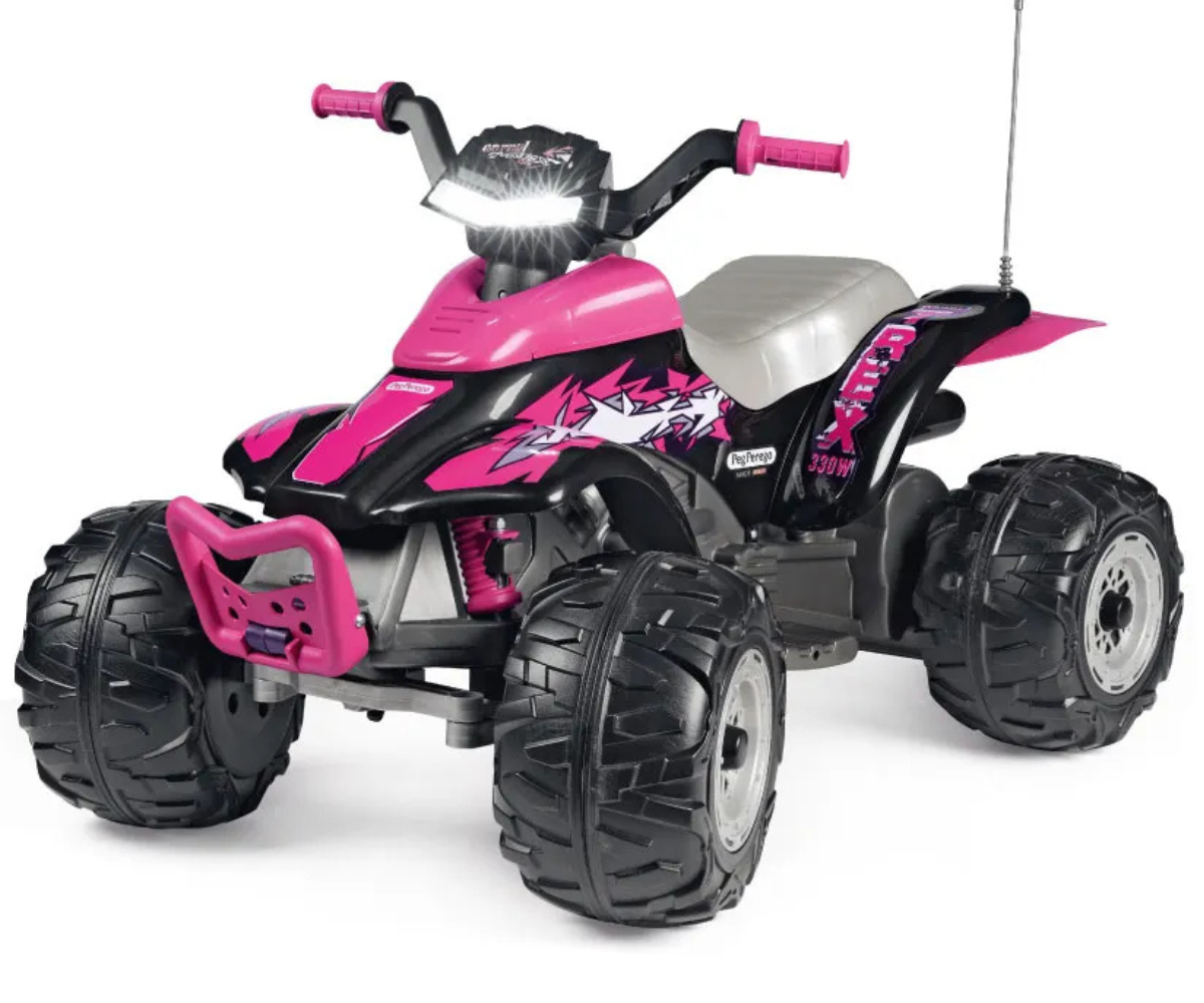 Roosa elektriline ATV kasutuses tagahoovis