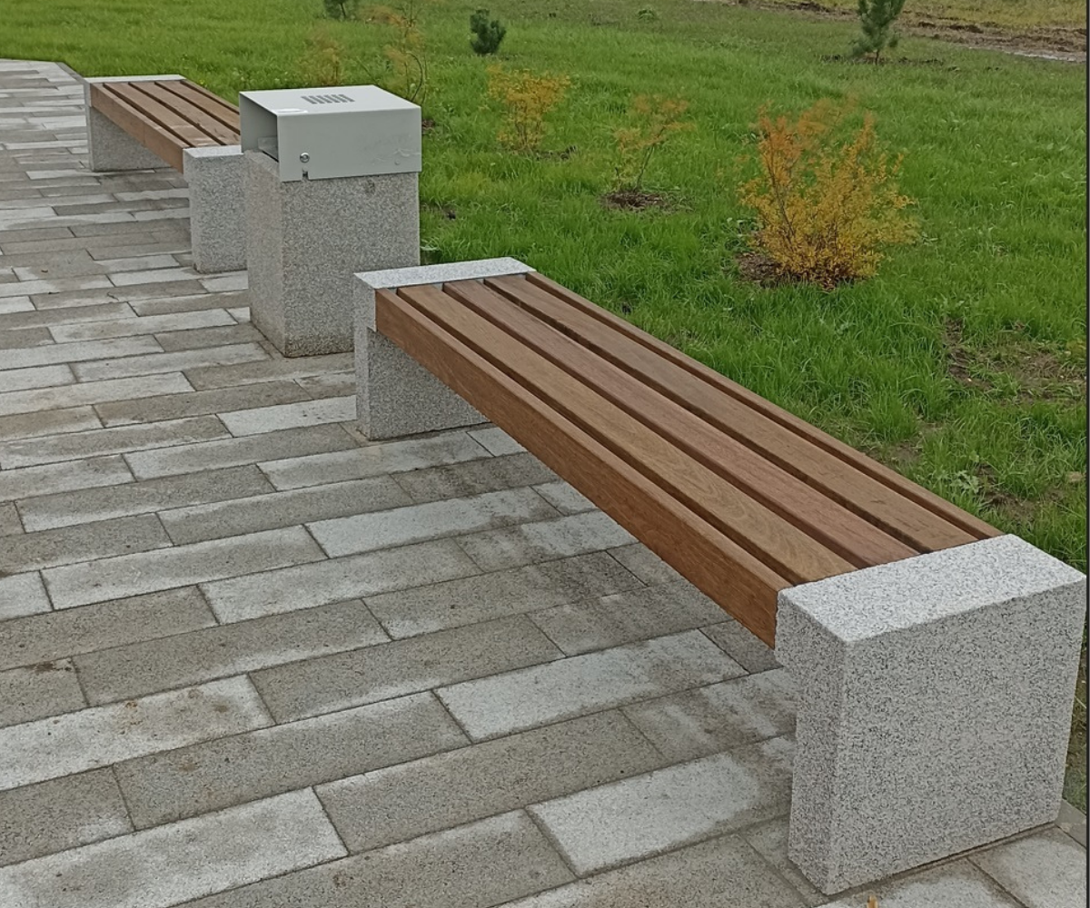 pargipink seljatoeta ja betoonist jalgadel, puidust osa troopilisest lehtpuust