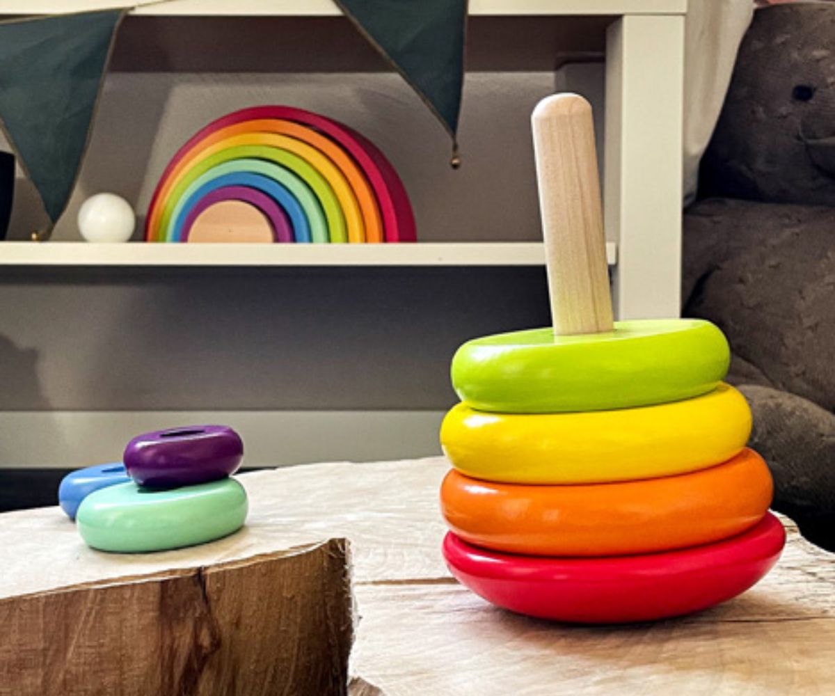 Puidust vikerkaarevärviline ladumistorn