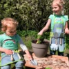 Laste aedniku põll aiatööriistadega