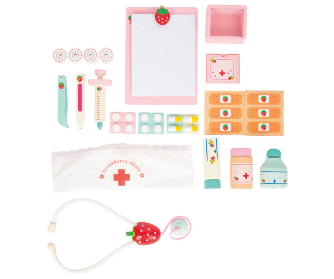 Laste arstimängu puidust tarvikud – termomeeter, süstal, plaastrid ja pudel.