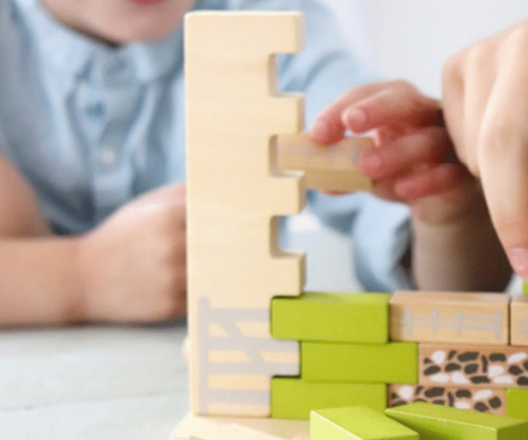 Arendav puidust osavusmäng Wobbly Wall 4 Friends koera ja loomadega