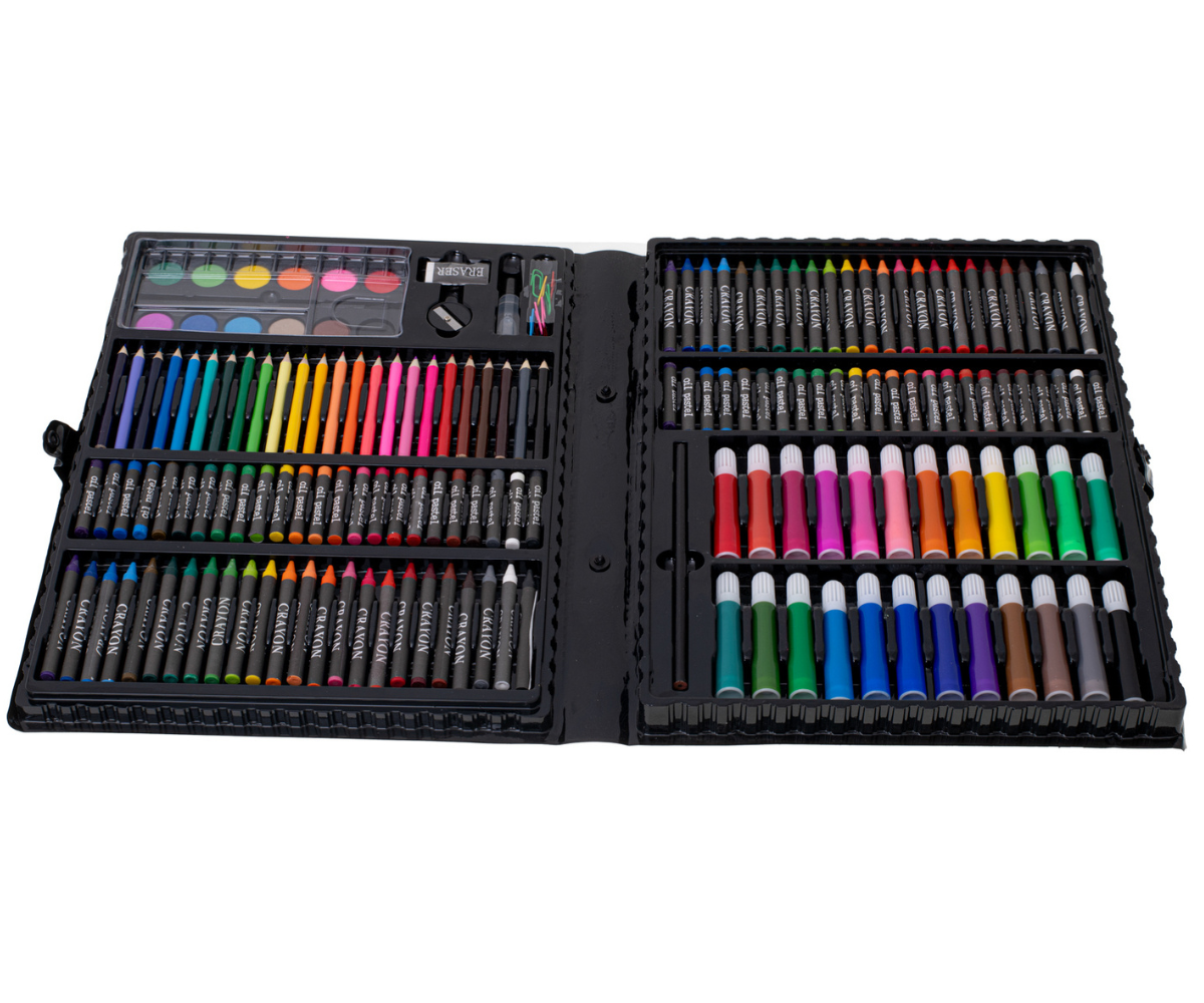 Akvarellvärvid, pintsel ja muud kunstitarvikud komplektis lähivaates