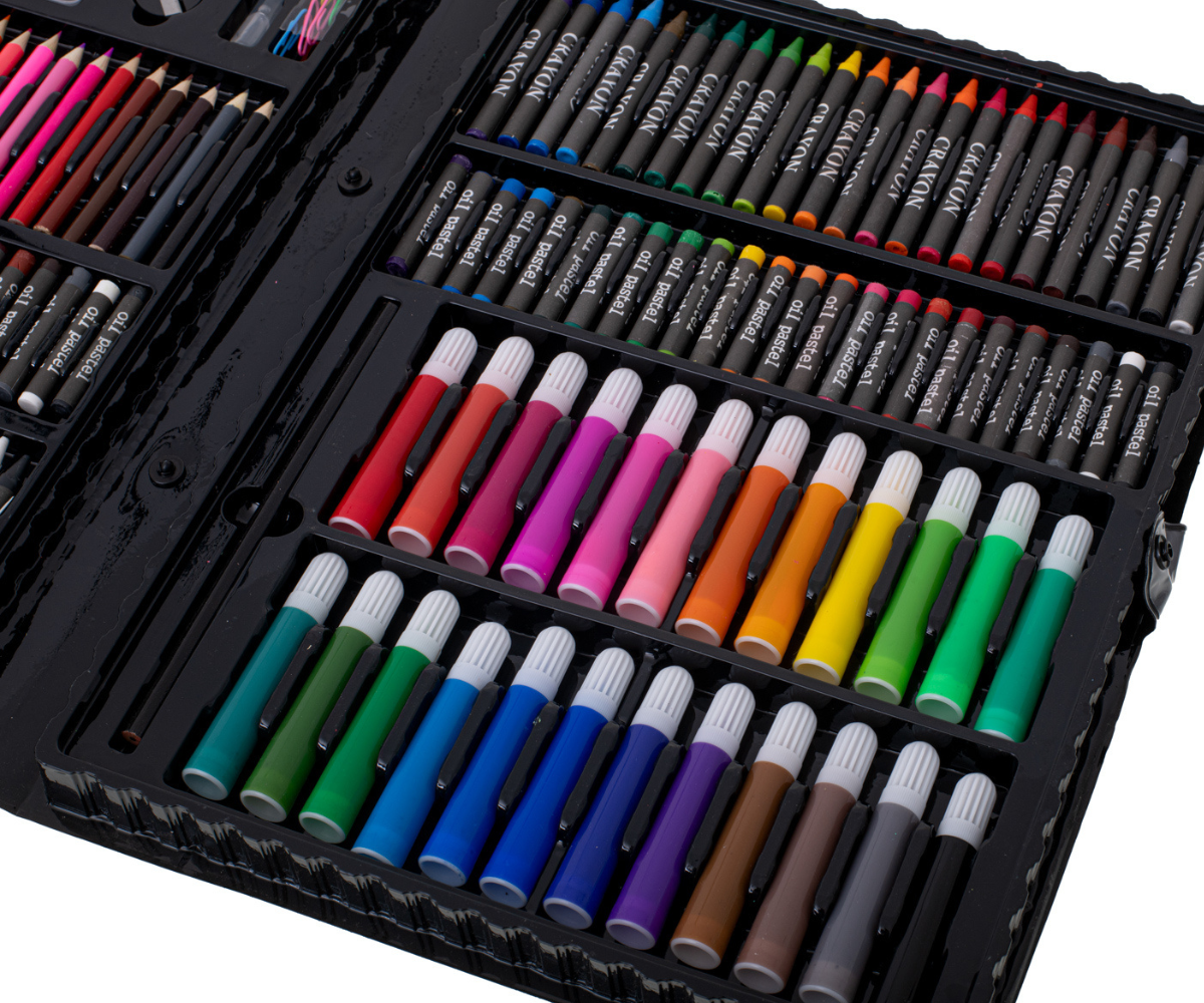 Laps joonistamas 168-osalise kunstikomplekti pliiatsite ja värvidega