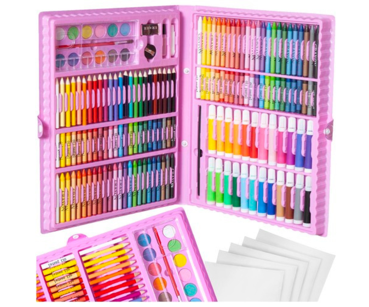 Avatud roosa joonistamistarvikute komplekt kohvris, nähtaval värvipliiatsid ja pastellid