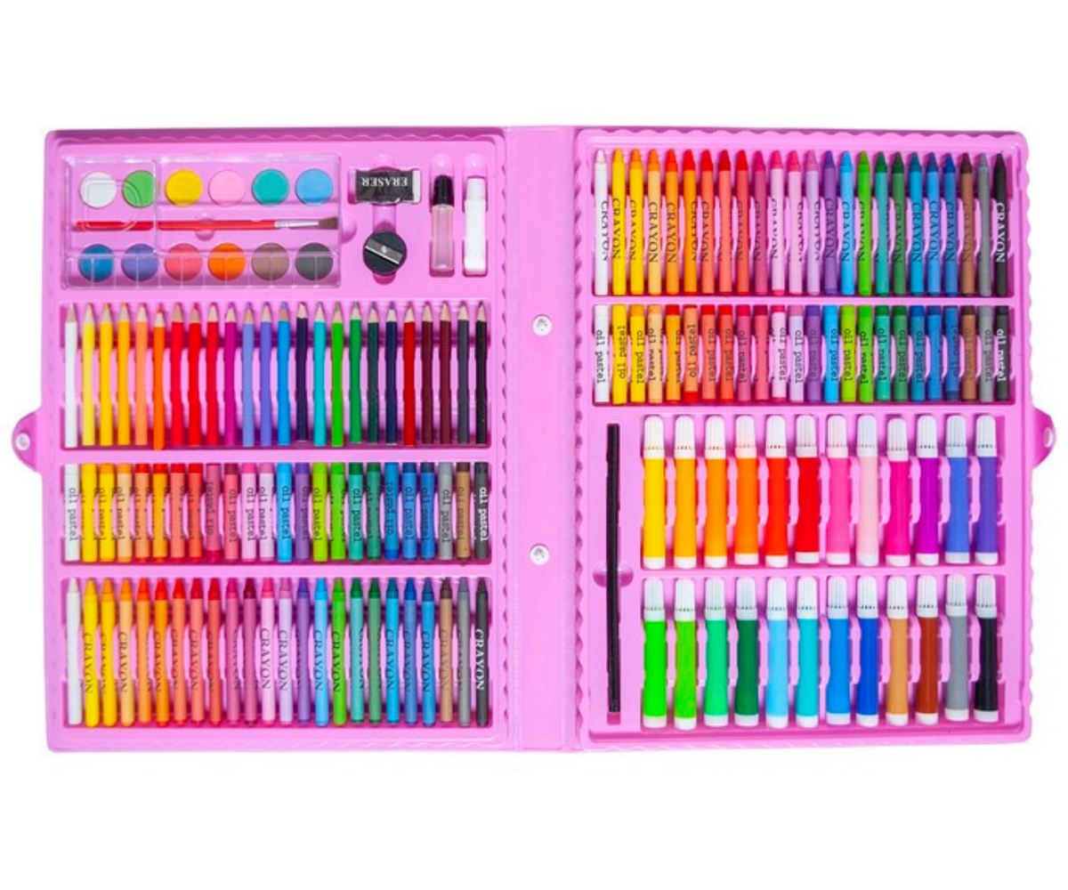 Laps joonistamas roosa kohvrikomplekti värvide ja markeritega laua taga