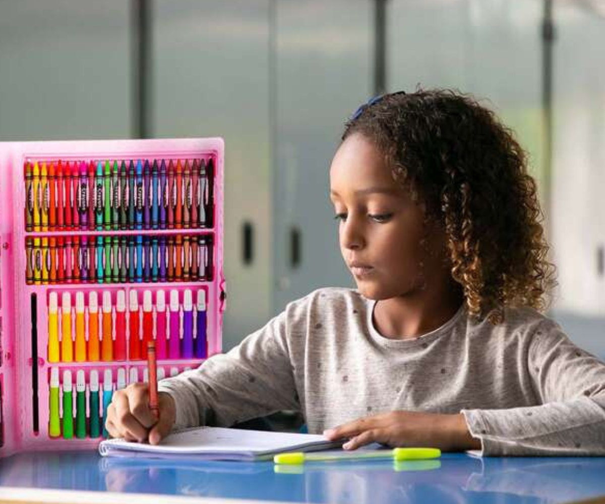 Roosa plastikkohver käepidemega, suletud kujul