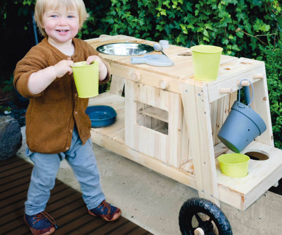 Õuemänguköök lastele metallpottide ja tööpinnaga