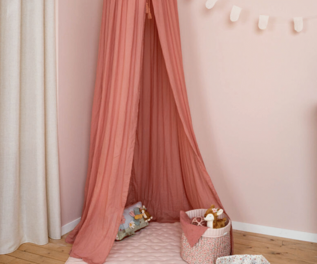 Roosa Little Dutch baldahhiin detailis, rõngaga kinnitus ja õrn langev kangas