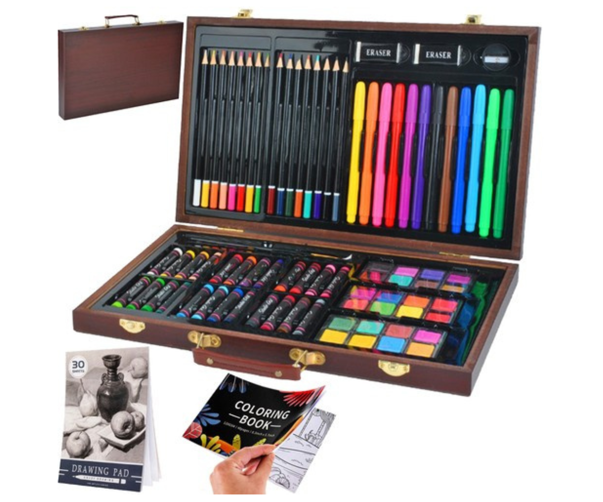 Laps joonistamas värvilise 81-osalise joonistustarvikute komplektiga puidust kohvris