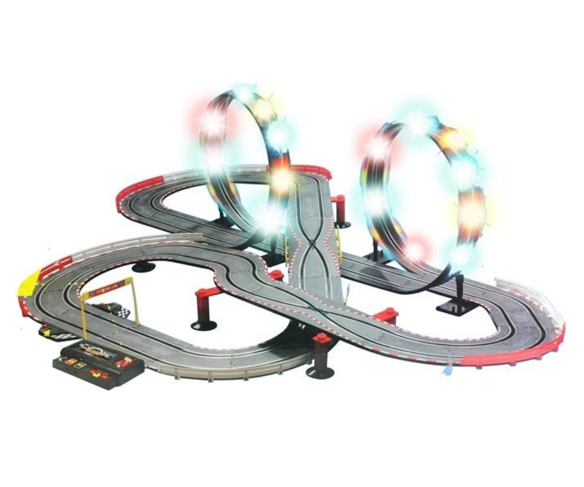 Rajal kihutavad kaks väikest võidusõiduautot 1:43 mõõtkavas.