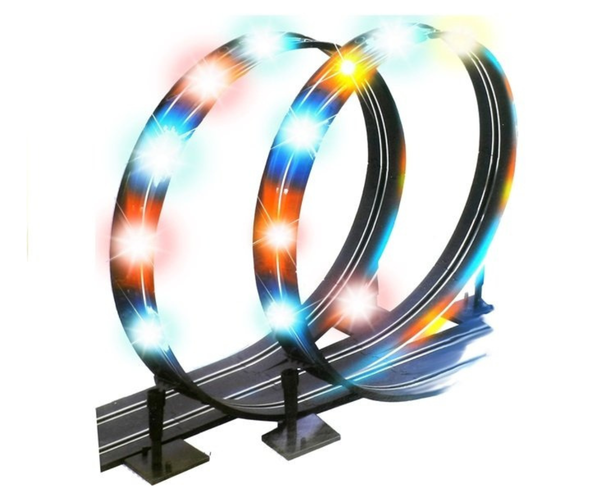 Võidusõidurada loopidega ja värviliste LED-tuledega detailvaates.