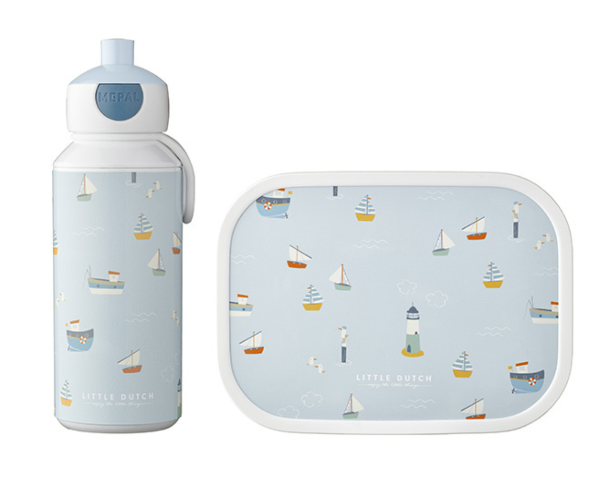 Laps kasutamas Little Dutch Sailors Bay joogipudelit õues mängides