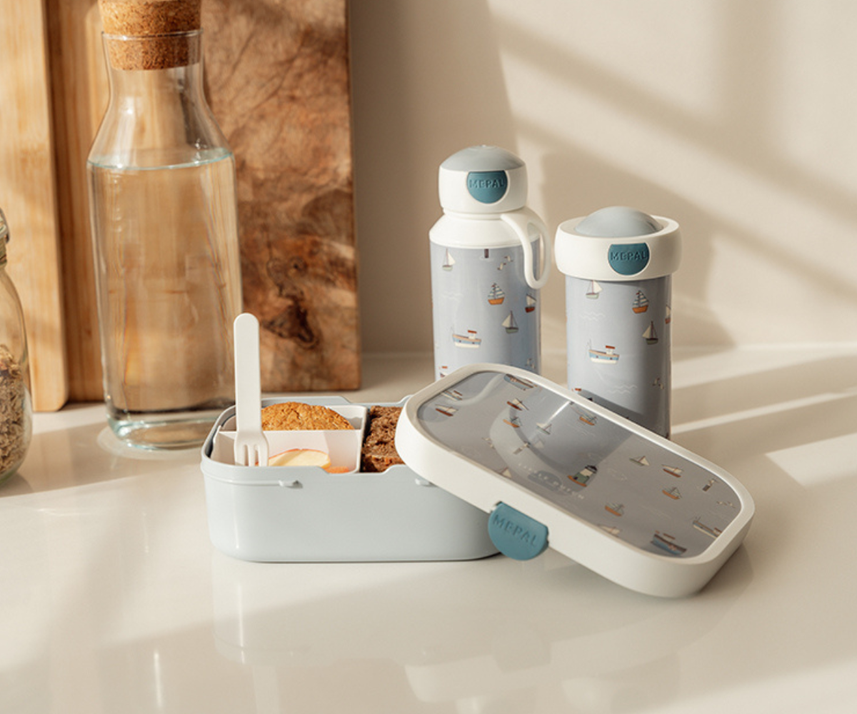 Joogipudel avatud pop-up korgiga, valmis lonksuks