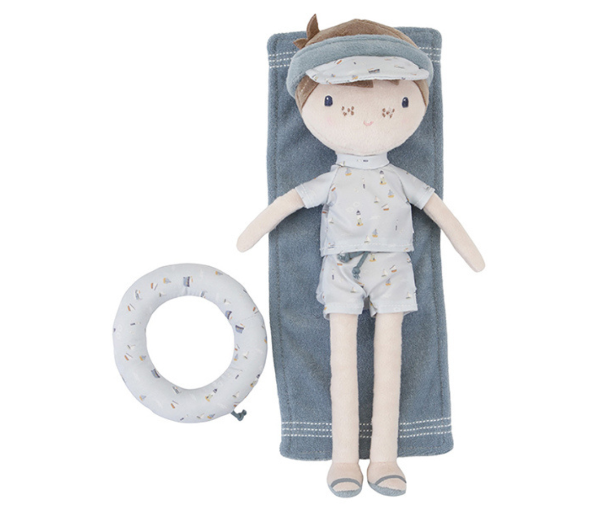 Jim kaisunukk lähivaade – pehmed näojooned ja suvised riided