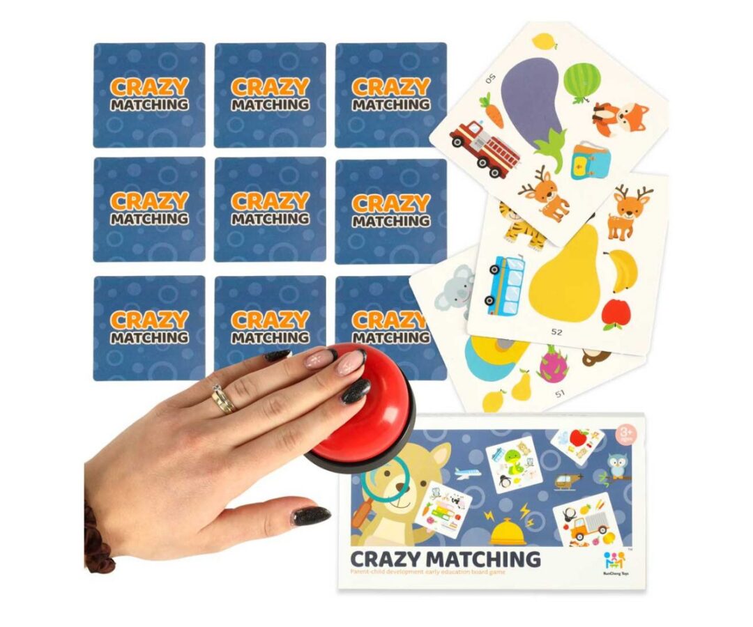 Lauamäng „Kes leiab paari esimesena?“ – 54 kaarti ja kelluke 🔔🎴 Lõbus ja tempokas kaardimäng kogu perele! See tähelepanu ja reaktsioonikiirust arendav mäng toob naeru ja põnevust igasse õhtusse. Kes leiab esimese paari? Vajuta kiiresti kellukest ja kogu punkte! 😄 💡 Miks see mäng on nii populaarne: 🎯 Arendab tähelepanu ja keskendumist – leia ühesugused pildid enne teisi mängijaid! ⚡ Reageerimiskiiruse treening – kiire ja kaasahaarav mäng, kus võidab teravaim silm. 👨‍👩‍👧‍👦 Kogu pere lõbu – sobib igas vanuses mängijatele alates 3. eluaastast. 🔔 Kellukese lisamine toob mängu veelgi rohkem põnevust – vajuta esimesena, kui leiad sobiva paari! 🃏 Kaks mänguviisi – mängi, et vabaneda kõigist kaartidest või kogu neid hoopis võimalikult palju! 🎲 Komplekt sisaldab: 54 mängukaarti Kelluke Reeglid kahes mänguviisis 📏 Tooteinfo: Vanus: alates 3. eluaastast Mängijate arv: 2+ Materjal: papp, plastik Kaardi mõõdud: 7,5 × 7,5 cm Kellukese mõõdud: 7 × 4 cm Pakendi mõõdud: 17 × 9,5 × 5,5 cm Sertifikaat: CE 🎁 Ideaalne valik pereõhtuteks või kingituseks! See värvikas ja kiire reaktsioonimäng pakub naeru, koostegemise rõõmu ja aitab lastel treenida tähelepanu ning refleksi.