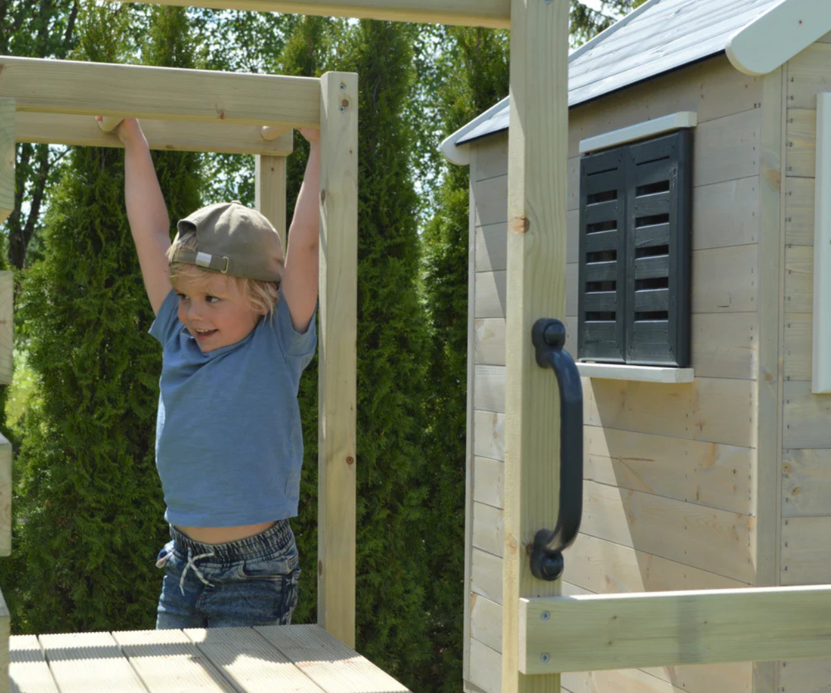 Kiik ja liumägi mänguala küljelt vaadatuna