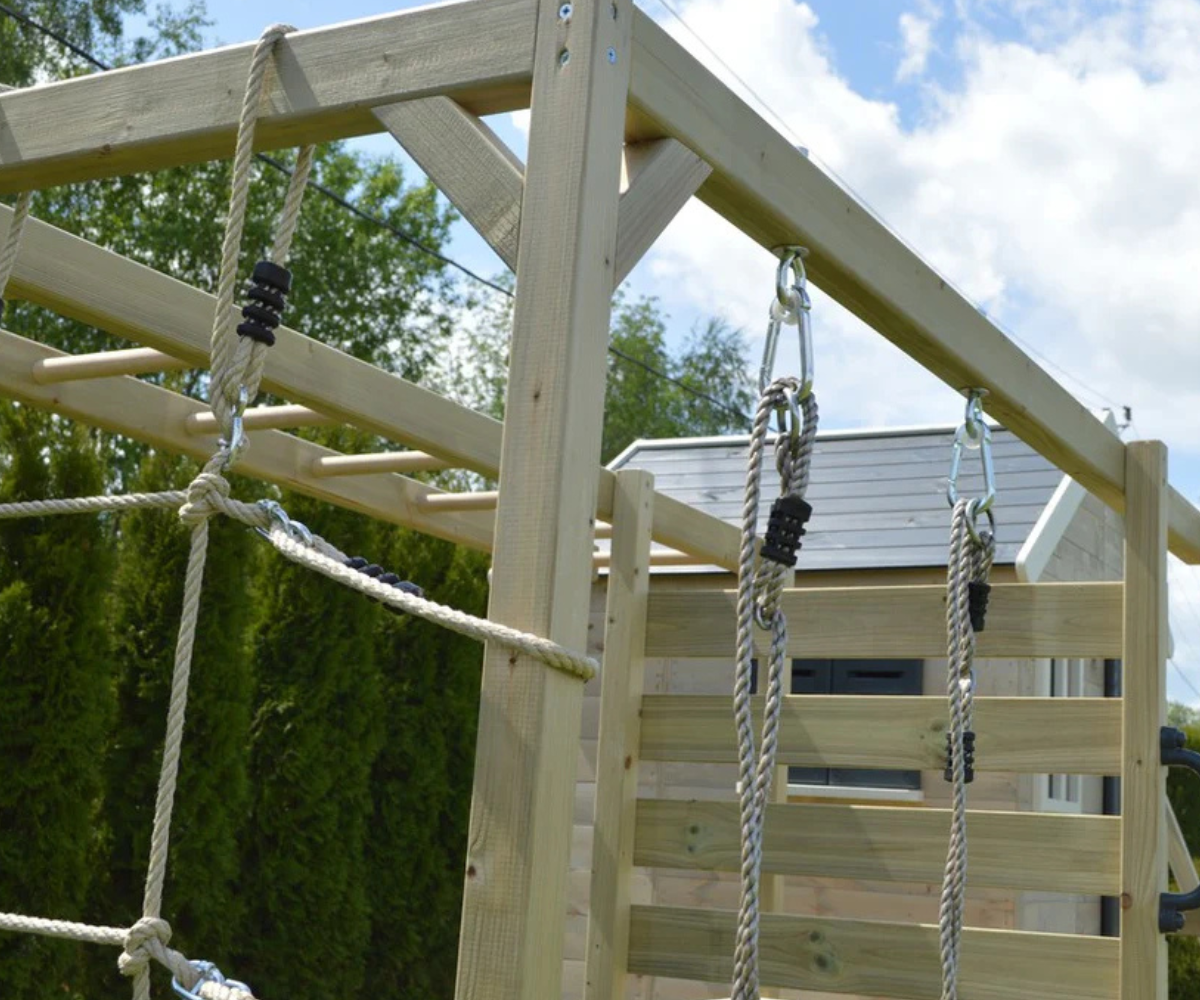 Avar mängumaja interjöör ja avatavad aknaluugid