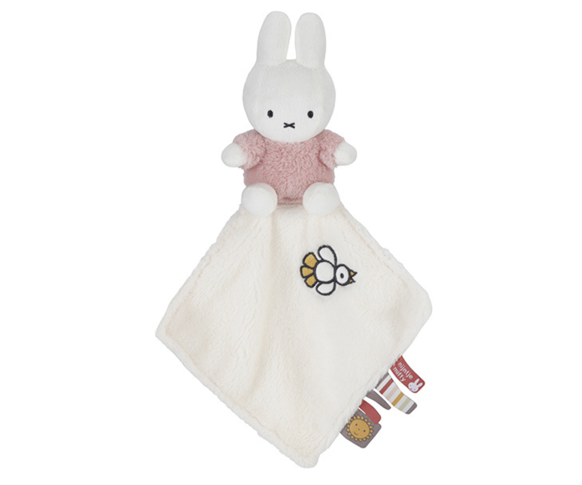 Miffy roosa kaisulapp lastetoas, asetatud voodile või tekile.