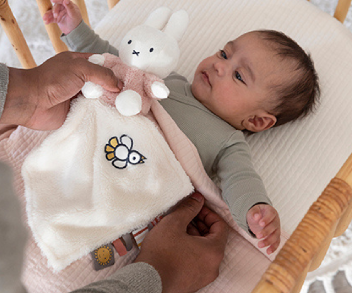 Little Dutch Miffy Fluffy Pink kaisulapp toodet esitletuna, nähtavad mõõdud ja detailid.