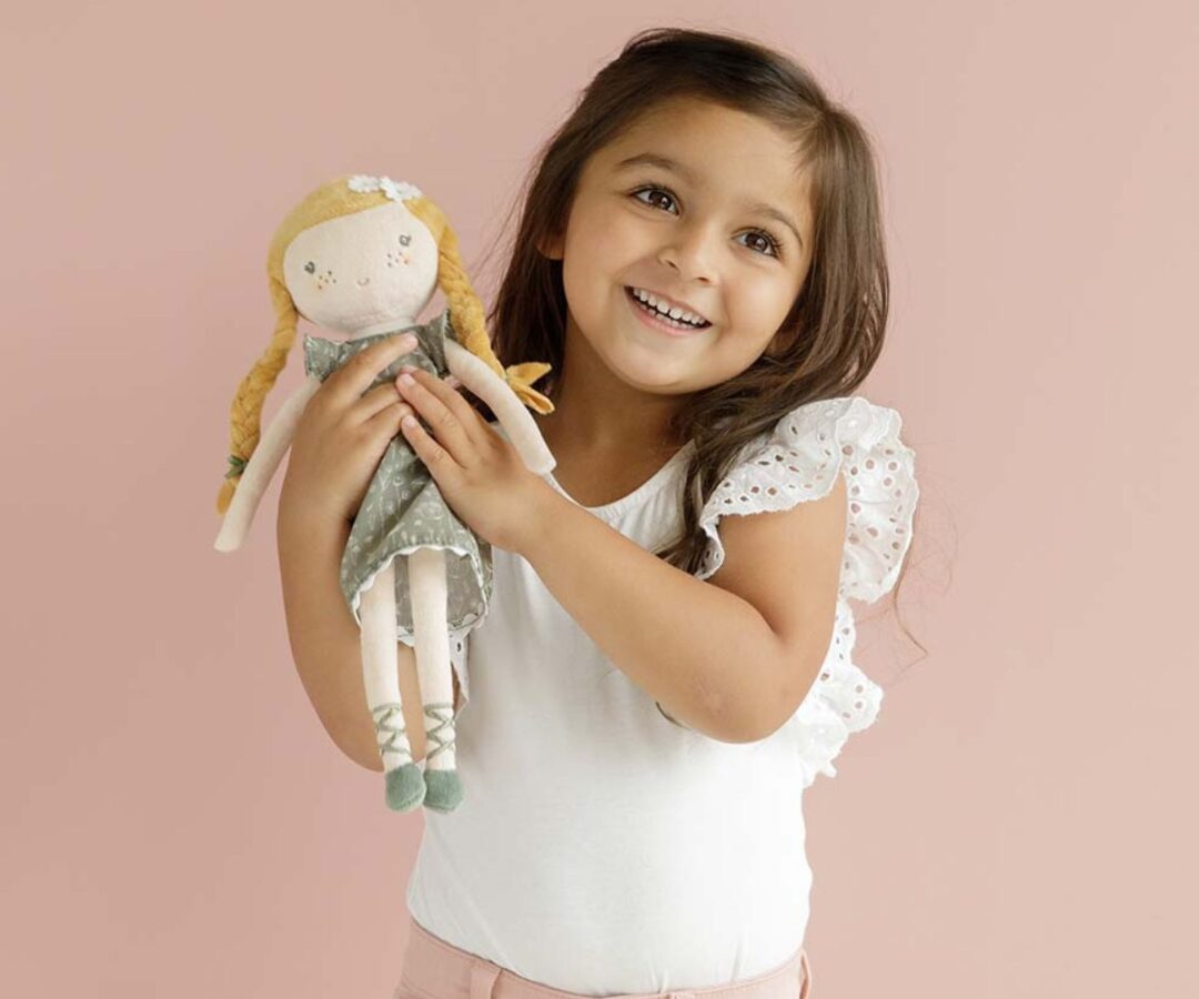 Julia nukk külgvaates, näha kleit ja soeng