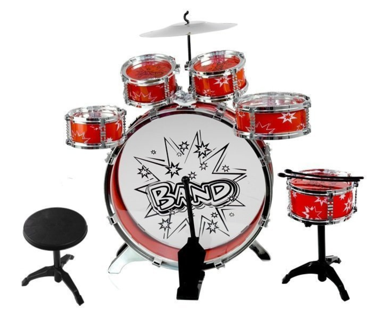 Väike trummar mängimas punasel trummikomplektil koos pedaali ja taldrikuga.
