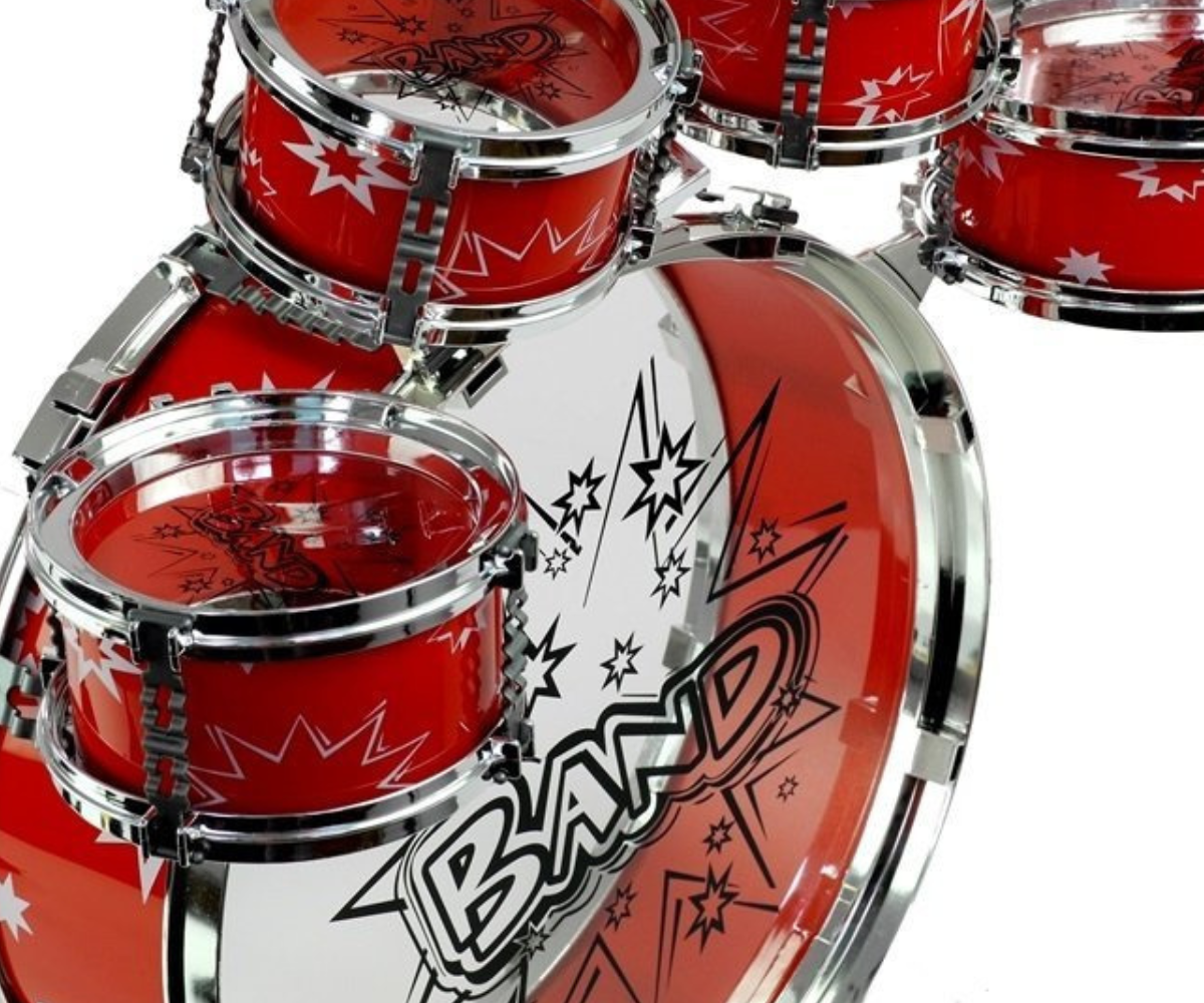 Laste trummikomplekti punane taldrik ja trummid lähivaates.