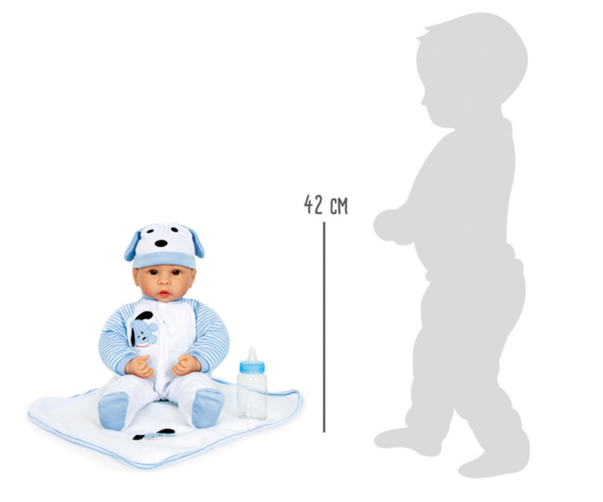 Benno nukk istuvas asendis koos luti ja pudeliga valgel taustal