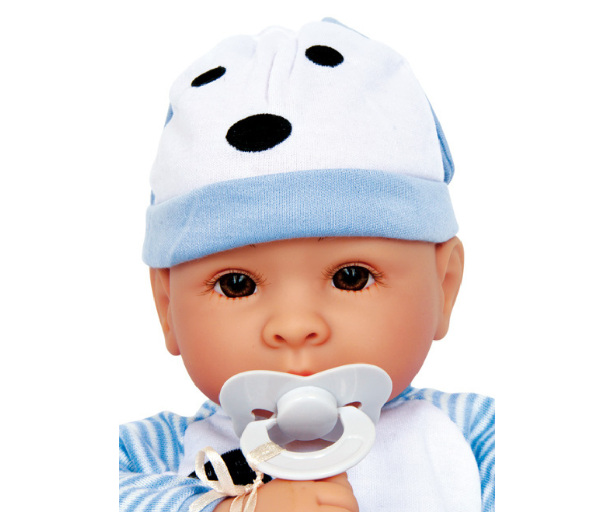 Beebinukk Benno lähivaade – koeramotiiviga särk ja floppy-kõrvakübar