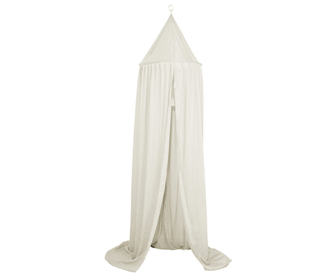 Valge Little Dutch baldahhiin riputatud lastetoa voodi kohale, luues hubase magamisnurga