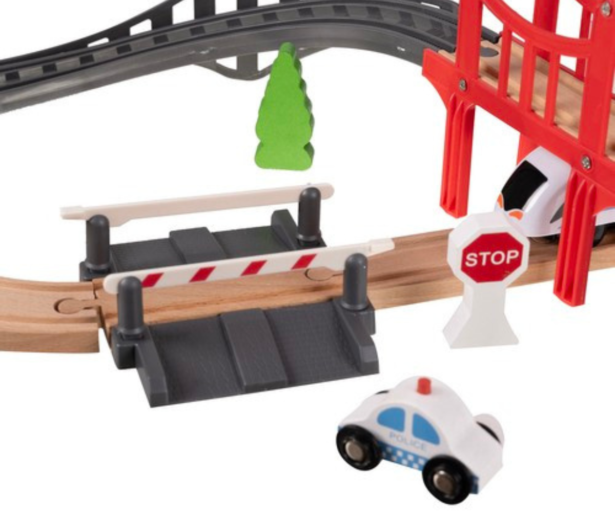 Magnetitega ühendatud puidust politseirong sõitmas rööbastel