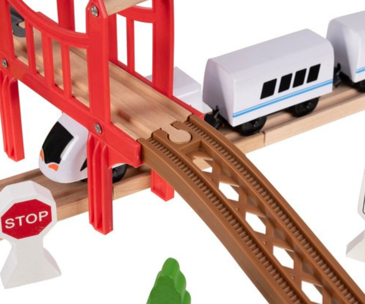 Puidust politseijaam ja mänguelemendid Forest Friends stiilis maastikul