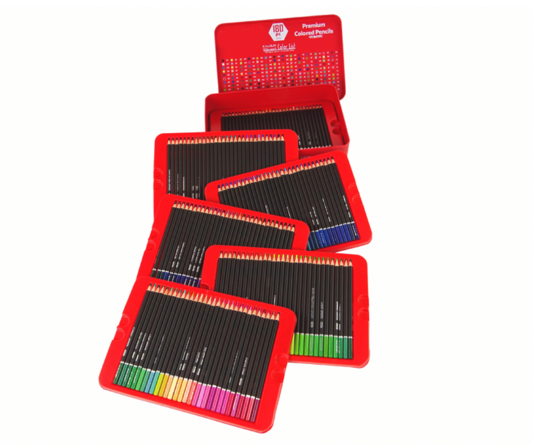 Punane metallkarp, milles on 180 erinevat värvipliiatsit mitmel tasandil