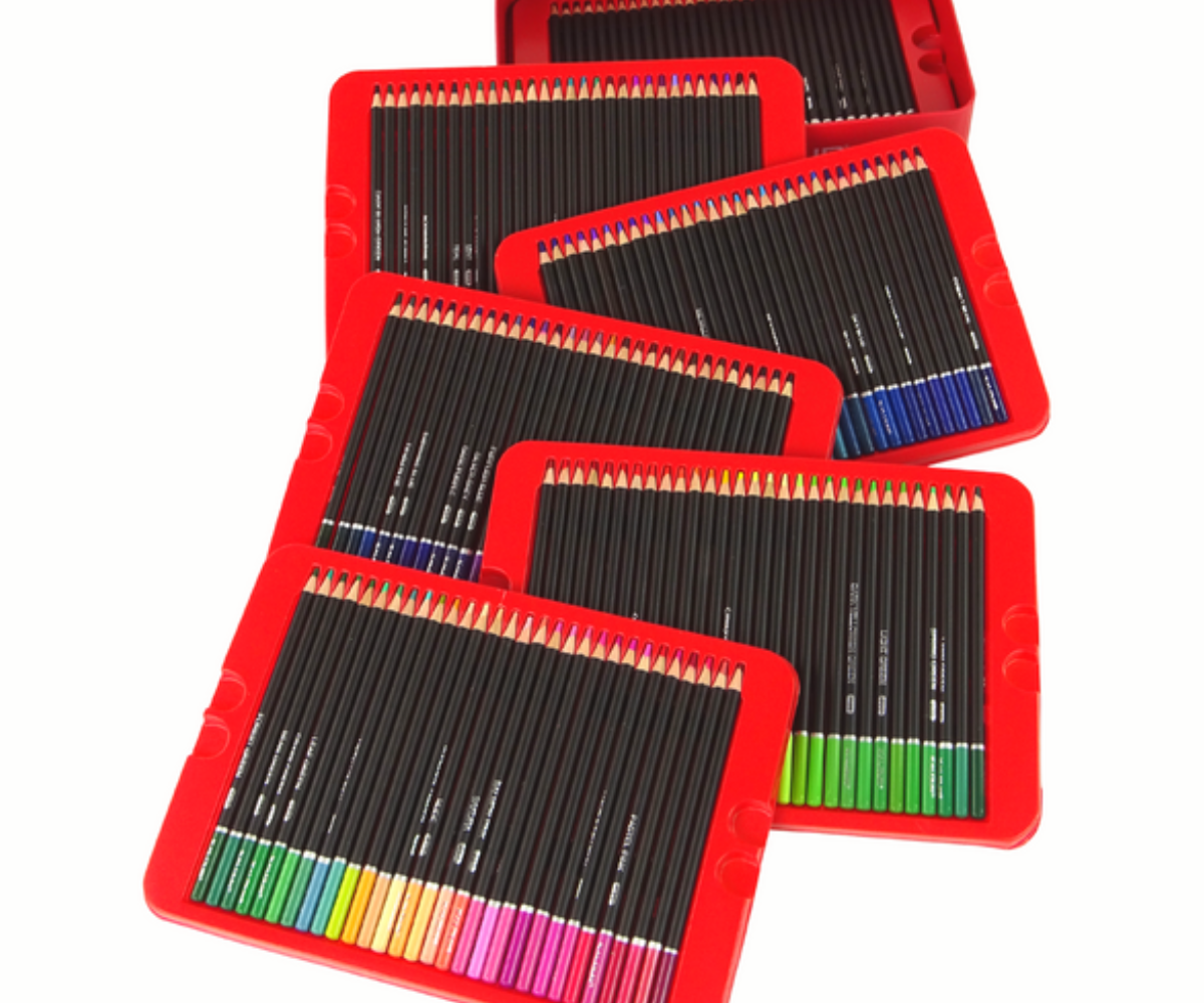 Värviliste ja metalliktoonis pliiatsite lähipilt punases metallkarbis