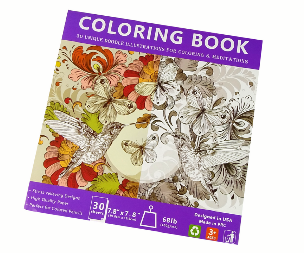 Laps joonistamas värviliste pliiatsitega komplektist, taustal lahtine karp