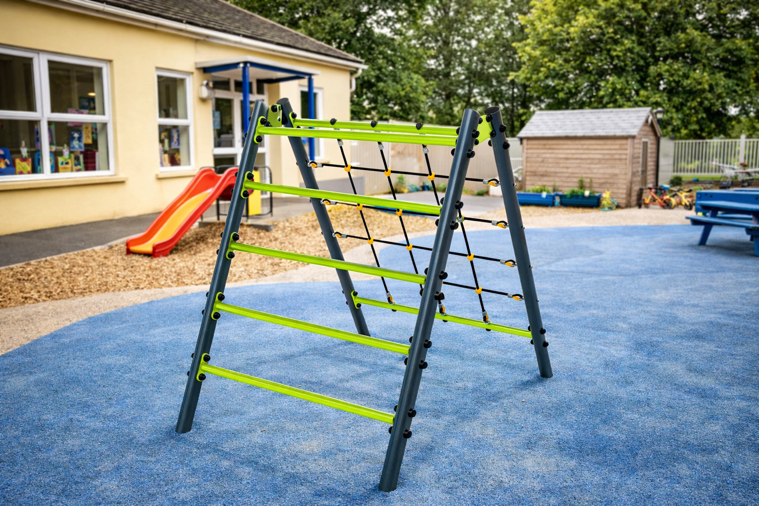 avalik ronila 3670S, mis asub lasteaia mänguväljakul