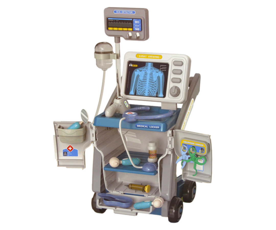 Laps mängib röntgenmonitoriga meditsiinikäru juures, ekraanil nähtavad röntgenpildid.