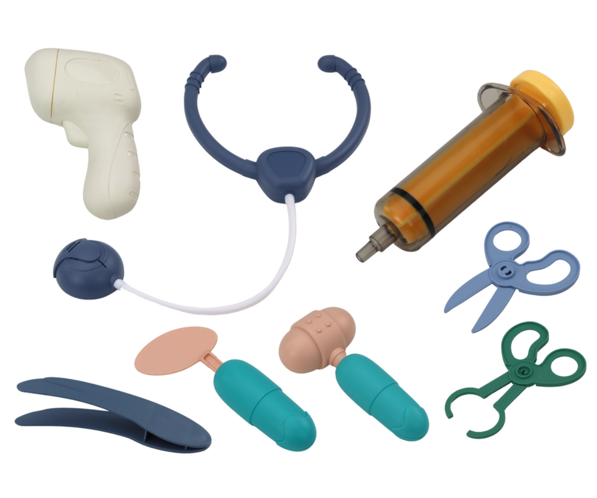 Komplekti kuuluvad meditsiinitarvikud: süstal, termomeeter, pintsetid ja patsiendikaardid.