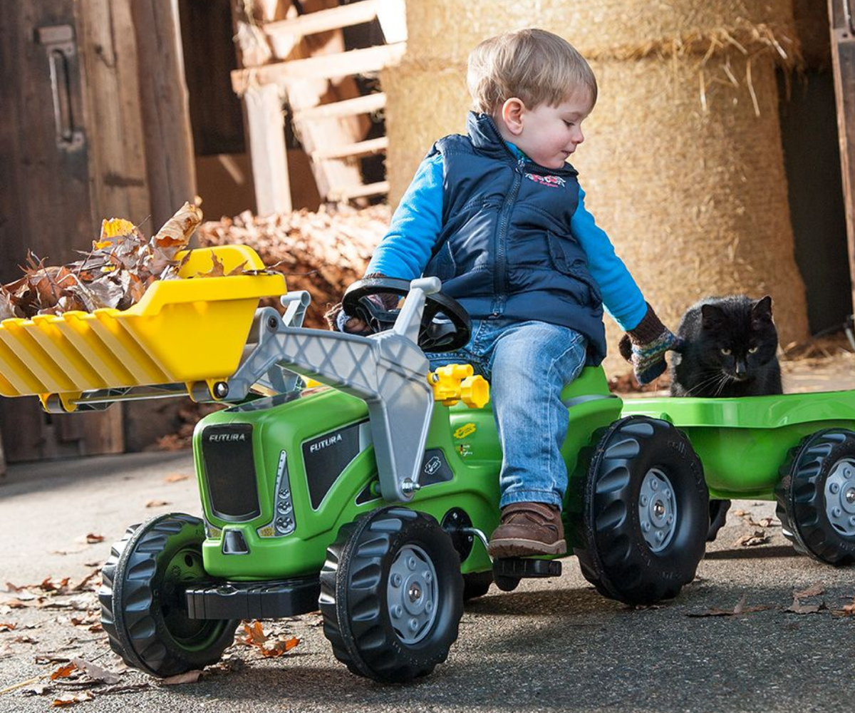 Laste pedaaltraktor esilaaduri ja käruga, sobib vanusele 2,5–5 aastat.