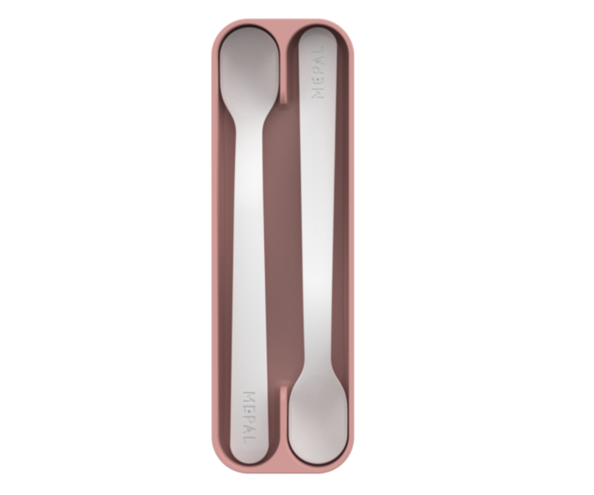 Lusikate detailvaade – kitsad ja madalad beebilusikad, kaunistatud õrna liblika- ja lillimustriga.