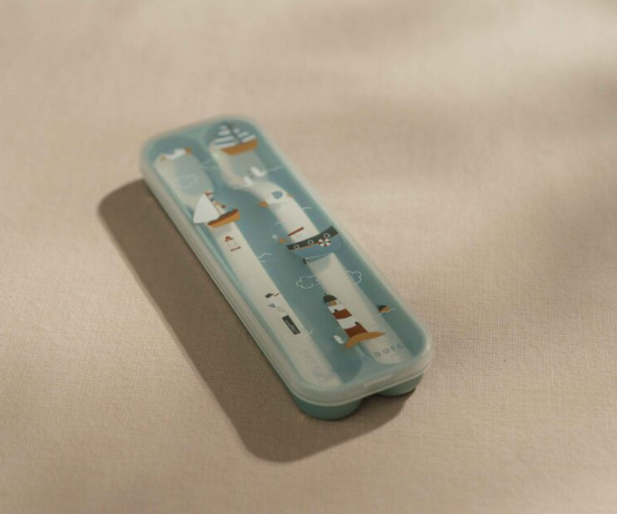 Kitsas ja madal mereteemaline laste lusikas lähivaates