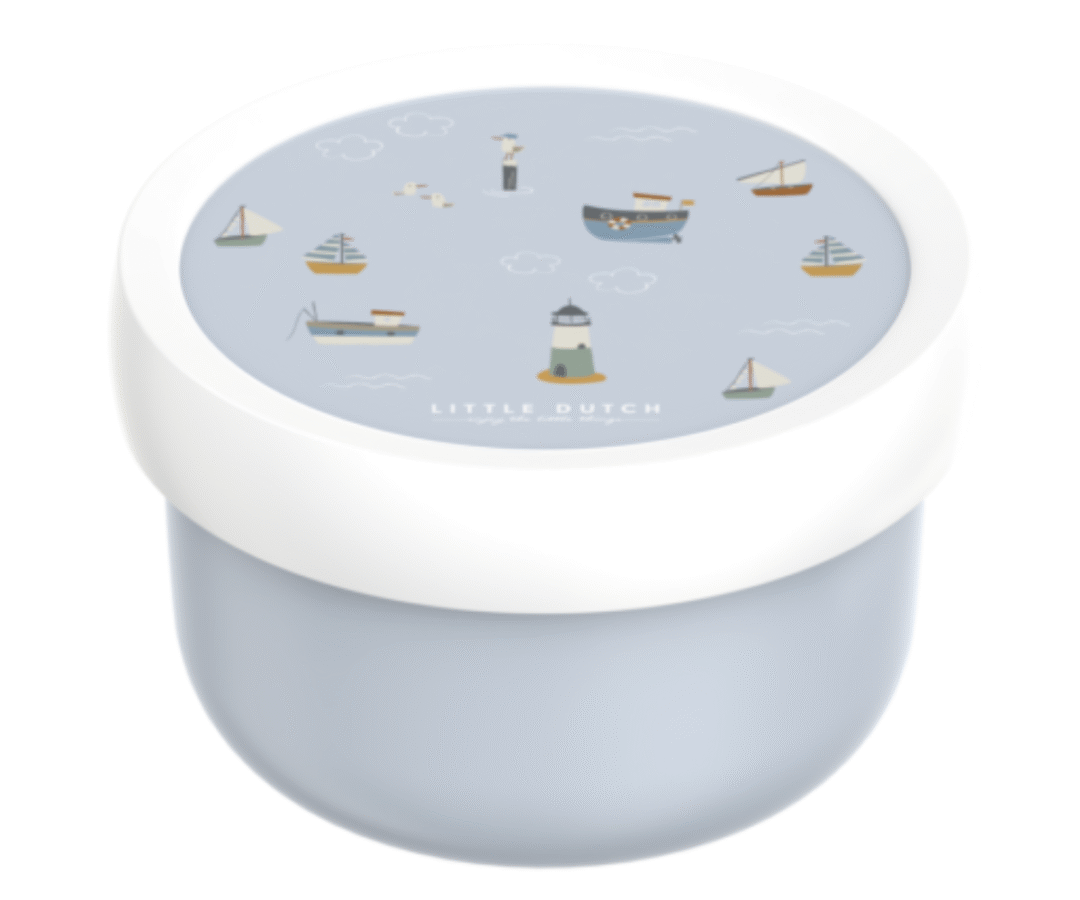 Little Dutch Sailors Bay toidutops koos kaane ja kahvliga valgel taustal.